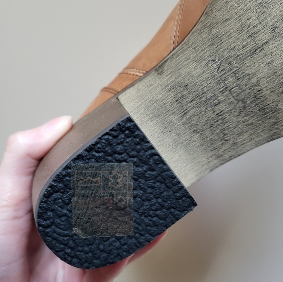 BRAND NEW TAN LEATHER BOOTS! - Picture 6 of 9